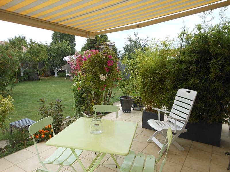 La terrasse avec vue sur le jardin